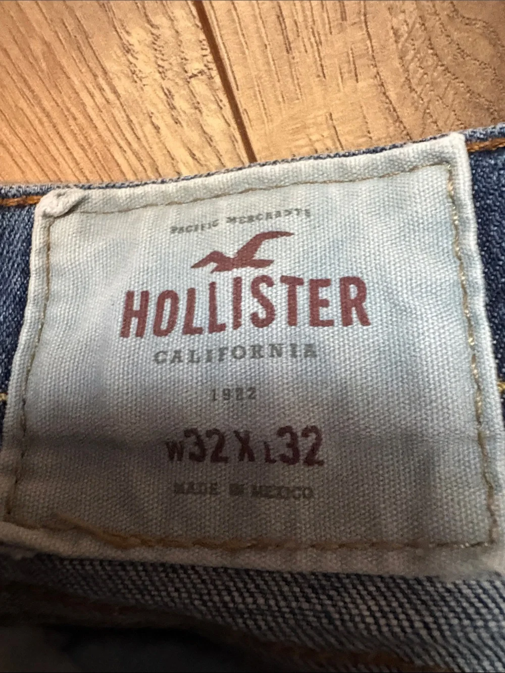 Hollister Men's Blue Distressed Straight Jeans